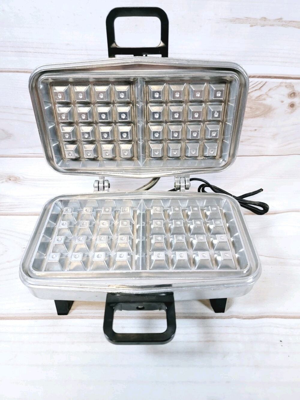 Vintage Vitantonio 550 4" Square Belgian Waffle Maker Nonstick Chrome READ